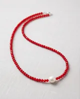 Collar de cuentas de cristal facetado en color rojo con perla central y cierre de plata 925.
