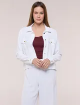 Camperita liviana de corte recto y acabado crepé color blanco, con cuello camisero clásico y cierre frontal de botones metálicos dorados. Presenta bolsillos en el pecho con solapa y mangas largas con puños abotonados.