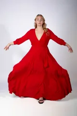 Vestido largo de fiesta color rojo, con escote en V cruzado, mangas tres cuartos y falda amplia con caída fluida. Incluye lazo ajustable en la cintura.