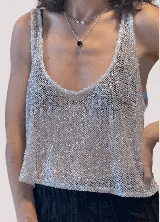 Top tipo musculosa de tejido calado con lentejuelas plateadas, de corte recto y escote redondo.