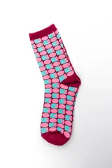 Pack de tres pares de medias largas tipo crew con diseños estampados coloridos: un par marrón con flores celestes, un par rosado con patrón geométrico celeste y un par verde con líneas en zigzag rojas y azules.