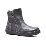 Bota corta color beige con detalle de tejido de punto en el tobillo y cierre lateral con cremallera.