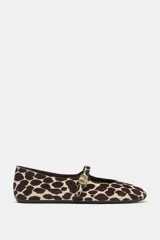 Bailarina de piel con pelo y estampado animal print. Presenta una tira elástica en el empeine con un detalle metálico dorado y punta redonda.