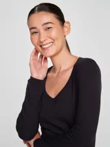 Remera marrón de manga larga con escote en V.