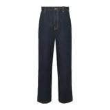 Pantalon de jean azul oscuro de corte holgado y diseño recto, con costuras en contraste color ocre, cinco bolsillos tradicionales y un bolsillo utilitario lateral en la pierna.