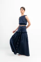 Falda larga azul marino de lino con botones frontales y volados.