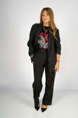 Pantalón de vestir negro a rayas verticales, de corte recto y tiro alto.