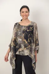 Blusa de seda estampada con diseño estilo pañuelo, cuello redondo y mangas murciélago holgadas.