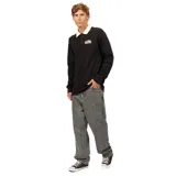 Remera tipo polo de manga larga en color negro, con cuello en contraste color crema y cierre frontal de tres botones. Presenta un pequeño estampado gráfico en el pecho.