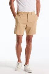 Bermuda de twill de algodón color beige, de corte recto y clásico, con bolsillos laterales y trabillas para cinturón.