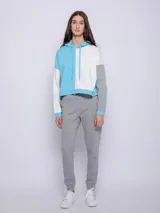 Canguro deportivo para mujer, con capucha y diseño color block en celeste, blanco y gris.