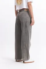 Pantalón jean gris de tiro medio, corte amplio y redondeado.