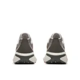Championes de running Merrell Morphlite para hombre, de color marrón topo con suela blanca y detalles en rojo. Parte superior de tejido jacquard transpirable, entresuela de espuma y suela con tracción para diversos terrenos.