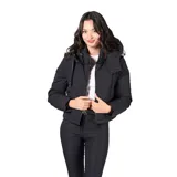 Campera larga tipo puffer color negro, con diseño acolchado, cierre frontal completo, cuello alto y capucha desmontable.