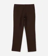 Pantalón de corte recto para hombre, color marrón, confeccionado en sarga. Cuenta con cintura con trabillas, cierre frontal tradicional y bolsillos laterales y traseros.