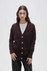 Saco cárdigan de viscosa color marrón, con cuello en V, cierre frontal de botones y diseño holgado de manga larga.