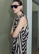 Blusa sin mangas con estampado animal print tipo cebra, de corte holgado y diseño con solapa frontal superpuesta.