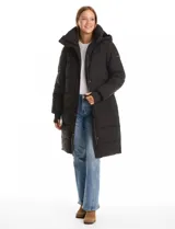 Campera puffer larga de abrigo marca BCBG Maxazria, color beige. Cuenta con capucha desmontable, cuello alto envolvente, cierre frontal bidireccional con solapa de botones a presión, bolsillos laterales, puños internos elastizados y tajos laterales con cierre en el bajo.