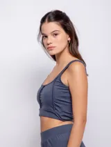 Top deportivo negro con efecto brillante (sparkles), escote cuadrado y tirantes anchos.