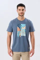 Remera gris de manga corta con cuello redondo y estampa frontal de paisaje costero con tablas de surf y la leyenda "Having Fun".