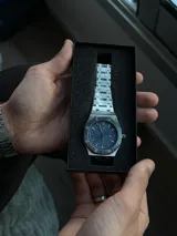 Reloj Poedagar modelo 924 con estructura de acero inoxidable plateado y esfera texturizada en tono azul.
