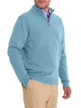 Sweater de punto color celeste, con cuello alto y medio cierre frontal. Presenta puños y ruedo acanalados, con un diseño de calce regular.