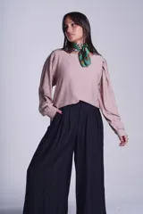 Blusa negra de mangas largas abullonadas y cuello redondo.