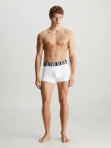 Pack de tres boxers ajustados Calvin Klein de la línea Intense Power, color blanco con la característica cinturilla elástica negra y el logotipo de la marca en contraste.