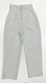 Pantalón sastrero blanco de corte recto, con cintura alta, cierre frontal y bolsillos laterales.