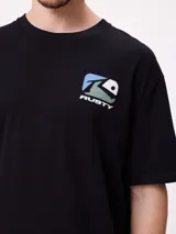 Remera de corte holgado color blanco, con estampa gráfica en la espalda que incluye el logo de la marca en tonos azul y gris.