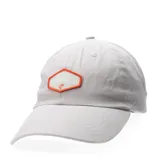 Gorra tipo baseball color negro con parche frontal bordado en forma hexagonal con borde naranja y texto en blanco.