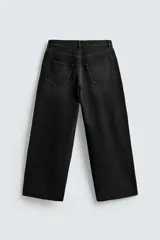 Jeans de denim de algodón, color azul oscuro con efecto lavado. Presentan un corte muy holgado (baggy fit) en toda la pierna y tiro medio. Tienen cinco bolsillos y cierre frontal con cremallera y botón.