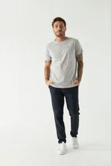 Remera gris jaspeado de algodón y poliéster, con cuello redondo, manga corta, corte regular y logo bordado en el pecho.