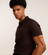 Camisa polo de corte slim, color marrón oscuro, con textura acanalada vertical, cuello clásico y cierre frontal de botones.