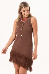Vestido corto sin mangas de punto color marrón con sutil brillo, corte recto y dobladillo asimétrico adornado con flecos largos.