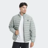 Campera puffer de hombre, con diseño acolchado, cierre frontal completo y cuello alto. Presenta un pequeño logo circular en el pecho y puños elásticos.