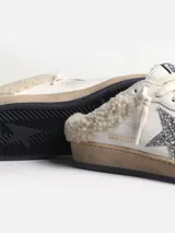Zapatillas deportivas Ball Star color blanco, con estrella plateada con purpurina y forro de shearling color beige.