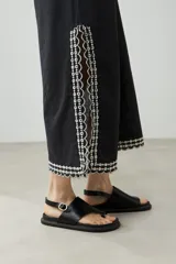 Túnica larga color crudo con bordados rojos en cuello, mangas y ruedo.