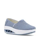 Slip On Hush Puppies modelo Angelo Denim, color celeste, con capellada de tela canvas y suela alta de goma blanca con cámara de aire.