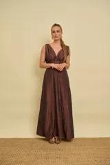 Vestido largo azul con textura arrugada, escote en V pronunciado, sin mangas y falda evasé.