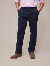 Pantalón chino azul marino de algodón y lino, con corte recto y bolsillos laterales.