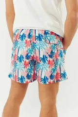 Short de baño azul con franjas horizontales en celeste y azul claro. Cuenta con cintura elástica ajustable con cordón, dos bolsillos laterales y uno trasero.