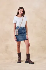 Minifalda de jean azul con lavado medio, corte recto y tiro alto.