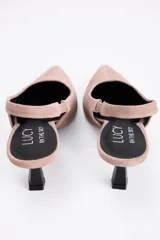 Zapato destalonado de cuero vacuno con textura efecto cocodrilo, diseño de punta fina y taco bajo.