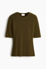 Remera en punto acanalado fino, de color verde militar, con cuello redondo fino ribeteado y manga corta al codo. Modelo entallado.