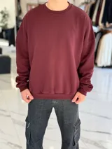 Buzo oversize color beige, con cuello redondo y diseño holgado de estilo urbano.