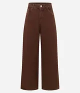 Pantalón de corte recto y estilo loose, confeccionado en sarga de algodón. Presenta cintura con trabillas, cierre frontal con botón y cremallera, y bolsillos funcionales tanto en la parte delantera como en la trasera.