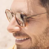 Lentes de sol Sunski Bernina con montura color caramelo y lentes marrones polarizados. Diseño de aviador vintage con detalles metálicos y bisagras de acero inoxidable.