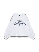 Buzo blanco oversize de manga larga con cuello redondo, ribetes en contraste en las mangas y estampa frontal con la inscripción "BALLERINA EST. The 1976".