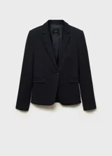 Chaqueta tipo blazer de corte slim, color azul marino, con cuello de solapa, cierre frontal de un botón y dos bolsillos laterales con solapa.
